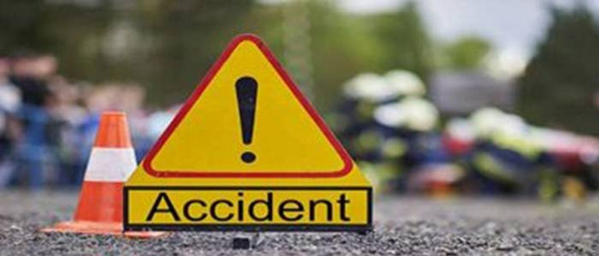 Woman killed, daughter severely hurt in road mishap