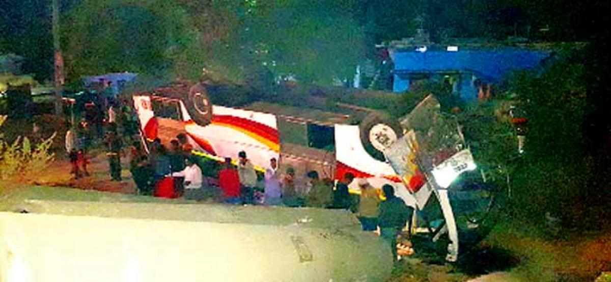 15 injured in bus mishap