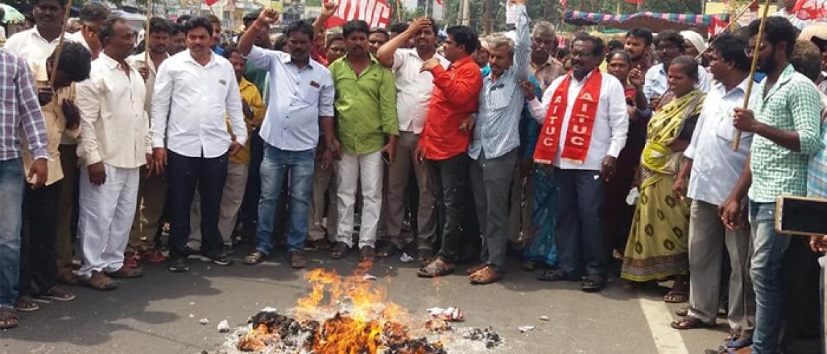 Municipal workers burn govt effigy in Guntur