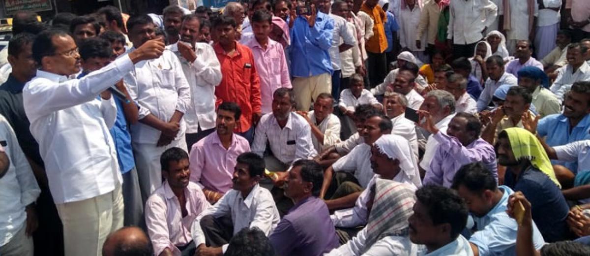 Farmers protest reduced milk procurement rate