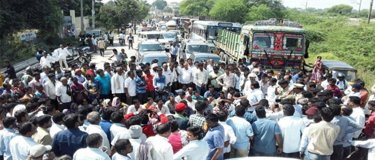 Kin of accident victims stage dharna in Yadagirigutta