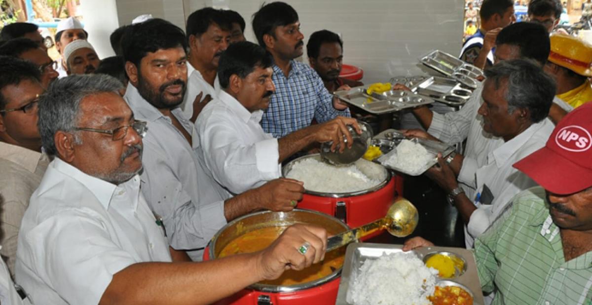 Good response to Anna Canteen on the opening day in Kadapa district