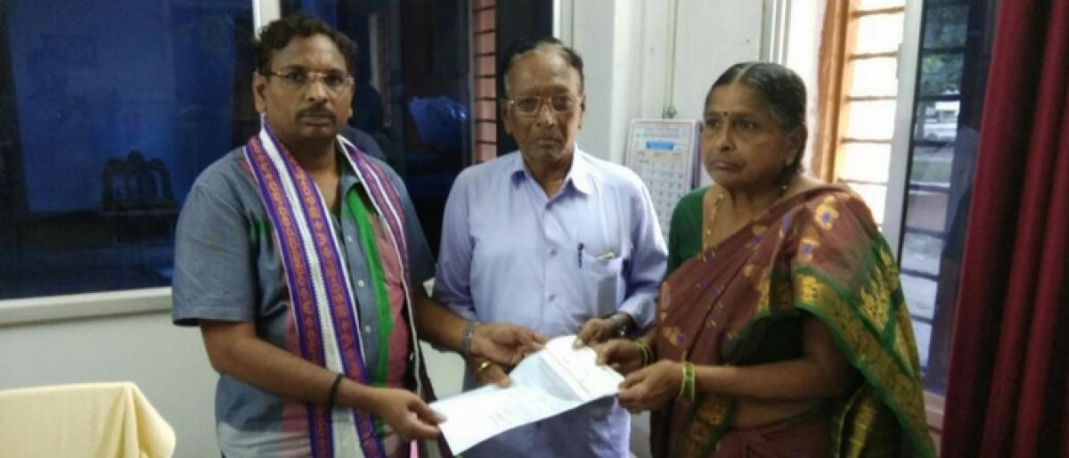 Couple donates 1 lakh for Annadanam