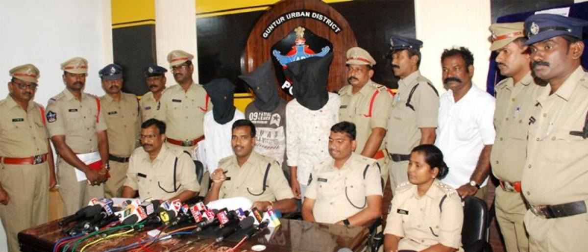 4 arrested, Rs 8 lakh worth gold recovered