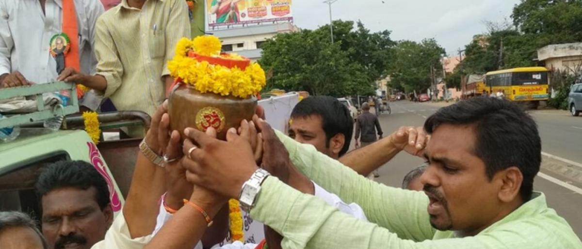 Warm welcome to ashes of Atal Bihari Vajpayee in Kakinada