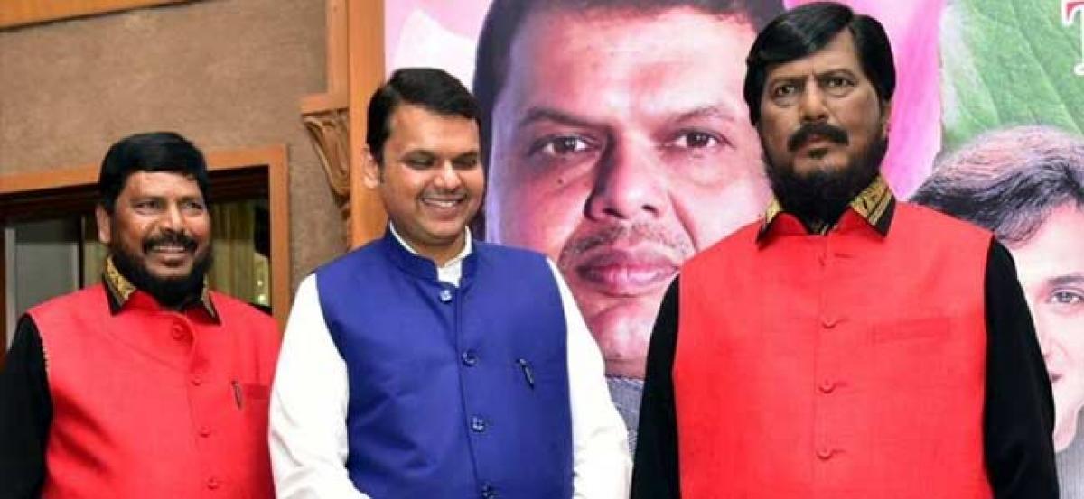 Fadnavis unveils wax statue of Union minister Athawale