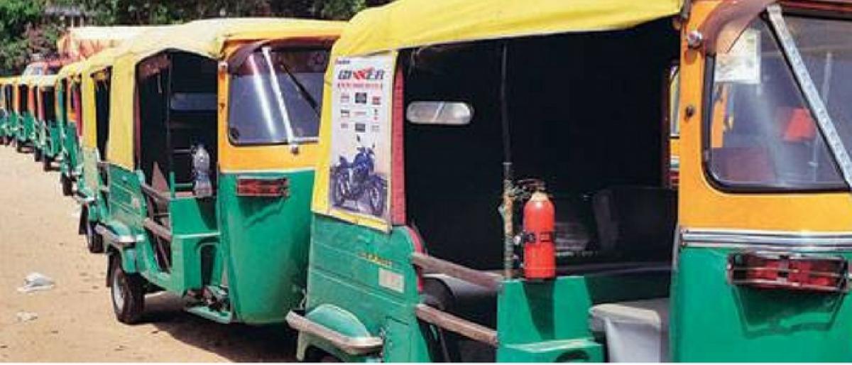 Woman delivers baby in auto-rickshaw