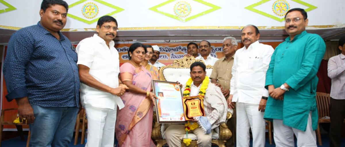 Education Special presents awards to teachers in Rajamahendravaram