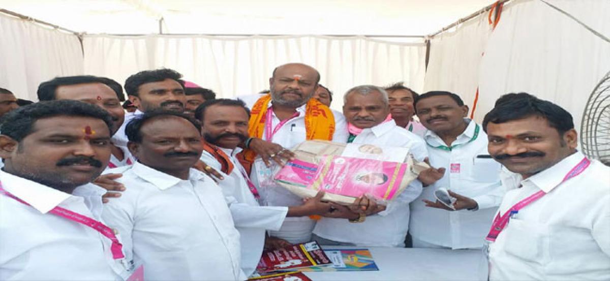 Muddagouni distributes jute bags at plenary