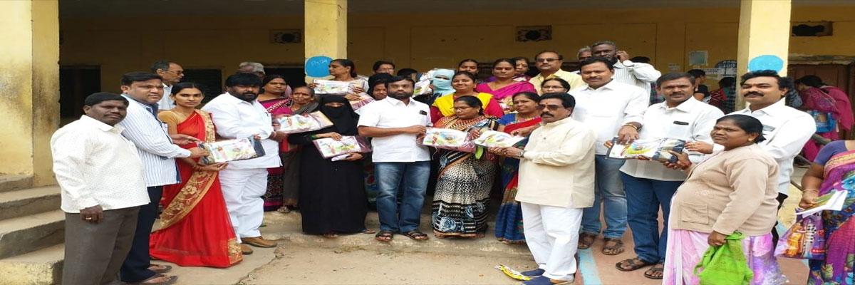 Corporator Golluri Anjaiah distributes Bathukamma sarees