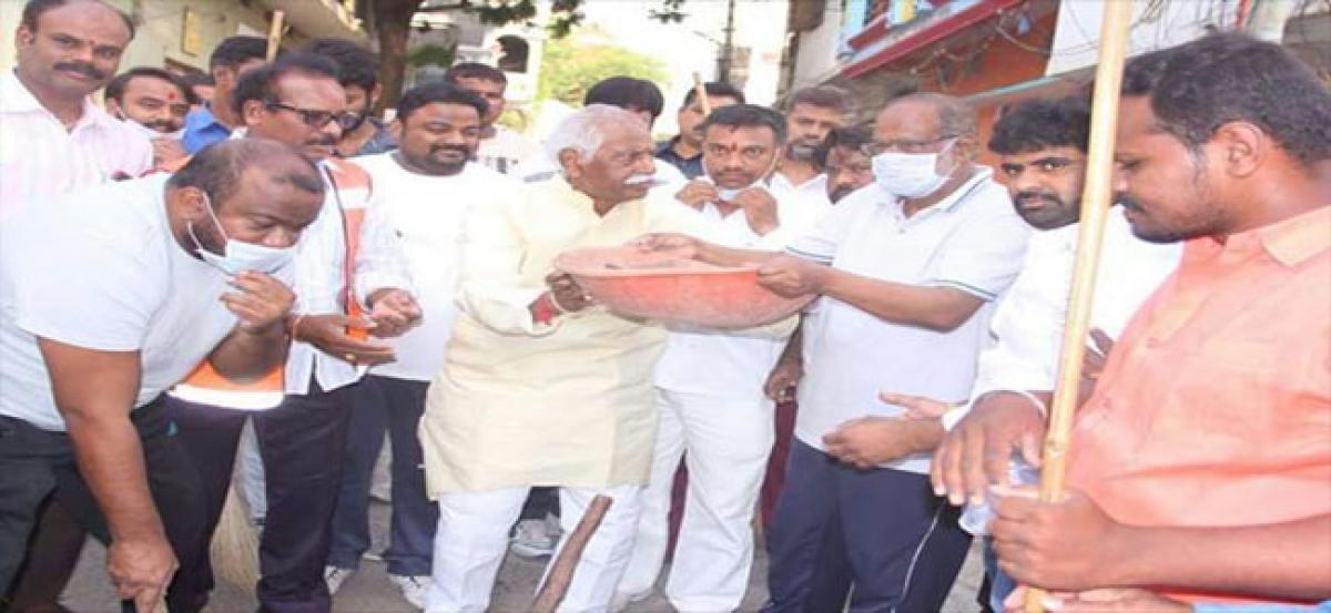 BJP leaders take part in Swachh Bharat Abhiyan