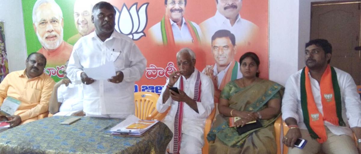 BJP reviews arrangements for party meet in Kakinada
