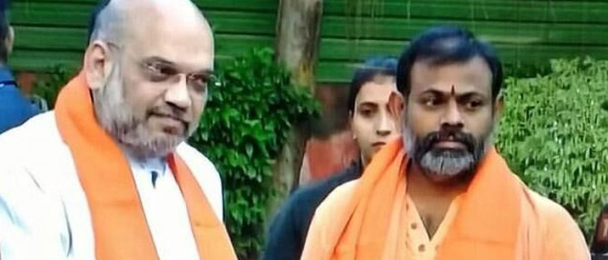 Swami Paripoornananda joins BJP