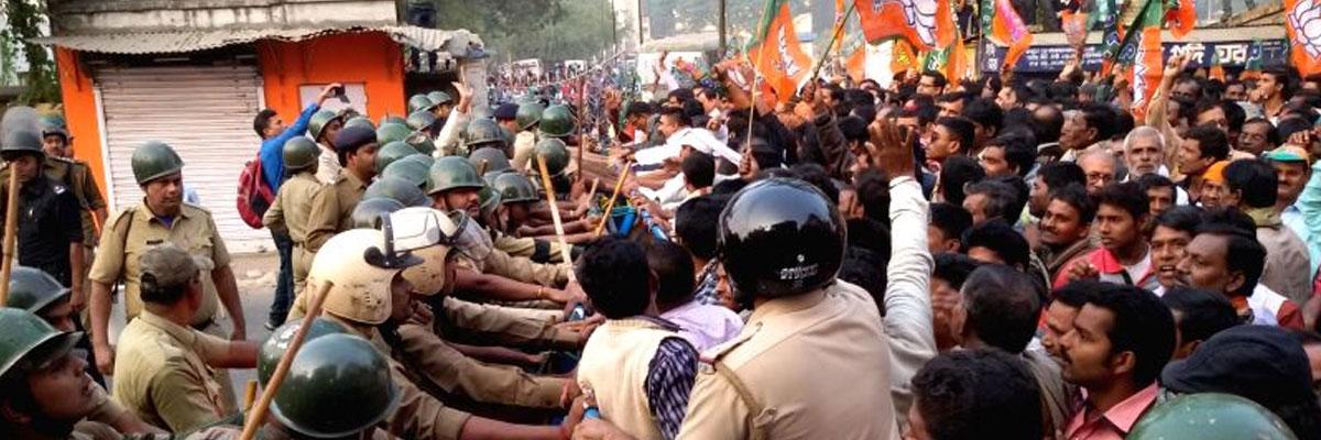 Clash between police & BJP workers during law-violation programme in Bengal