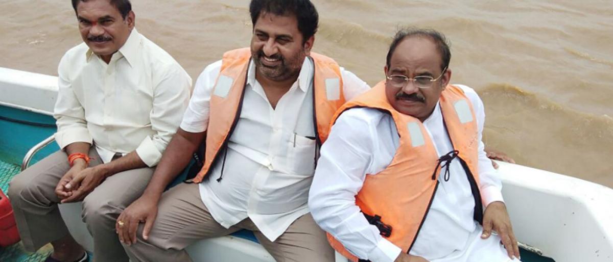 MLA Dr Akula Satyanarayana inspect search operation in River Godavari