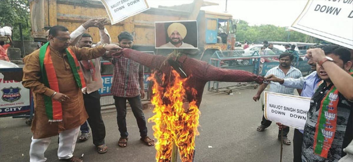 BJP burns effigy of  Navjot Sidhu