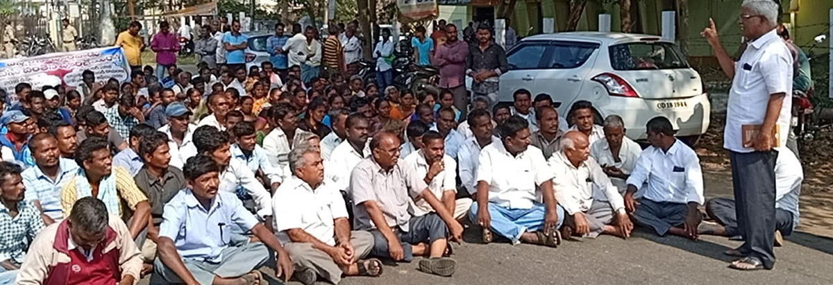 Villagers stage dharna for bridge