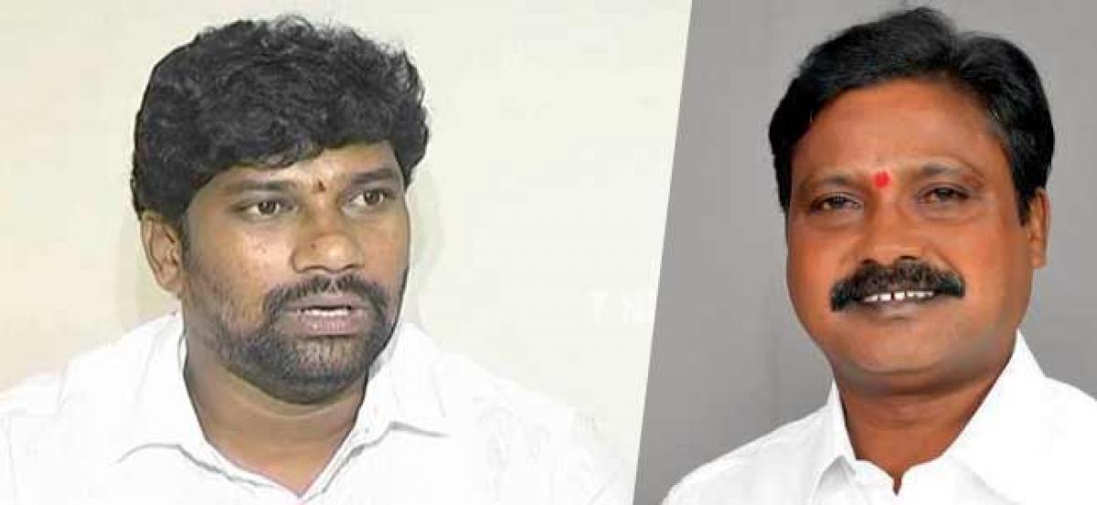 Nallala Odelu pulls a U-turn, backs TRS and Balka Suman