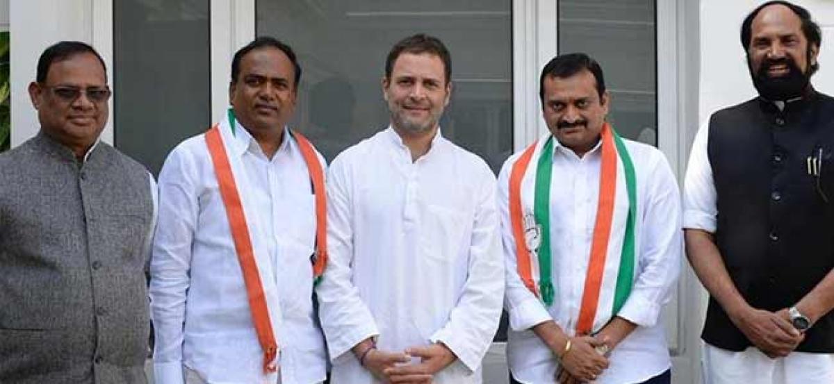 Bandla Ganesh makes political debut; joins Congress party