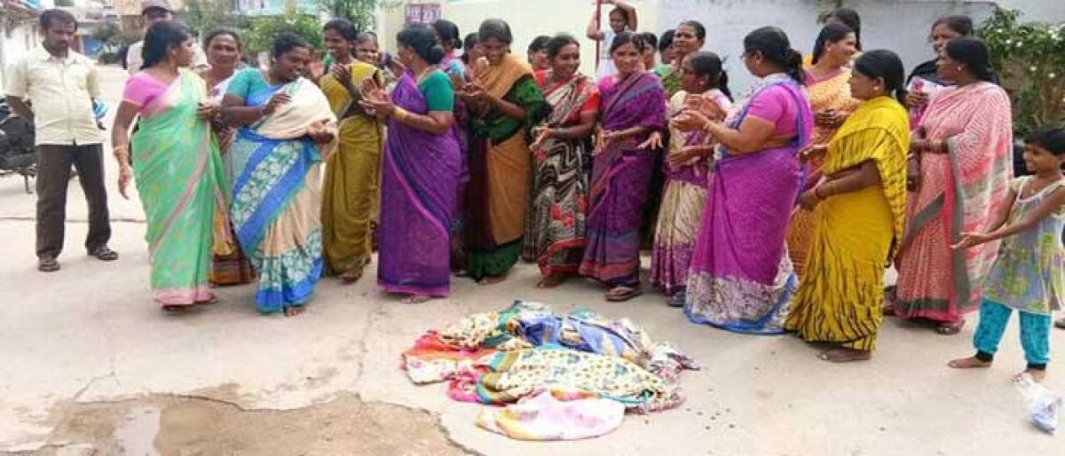 Protests mar Bathukamma sarees distribution in Warangal