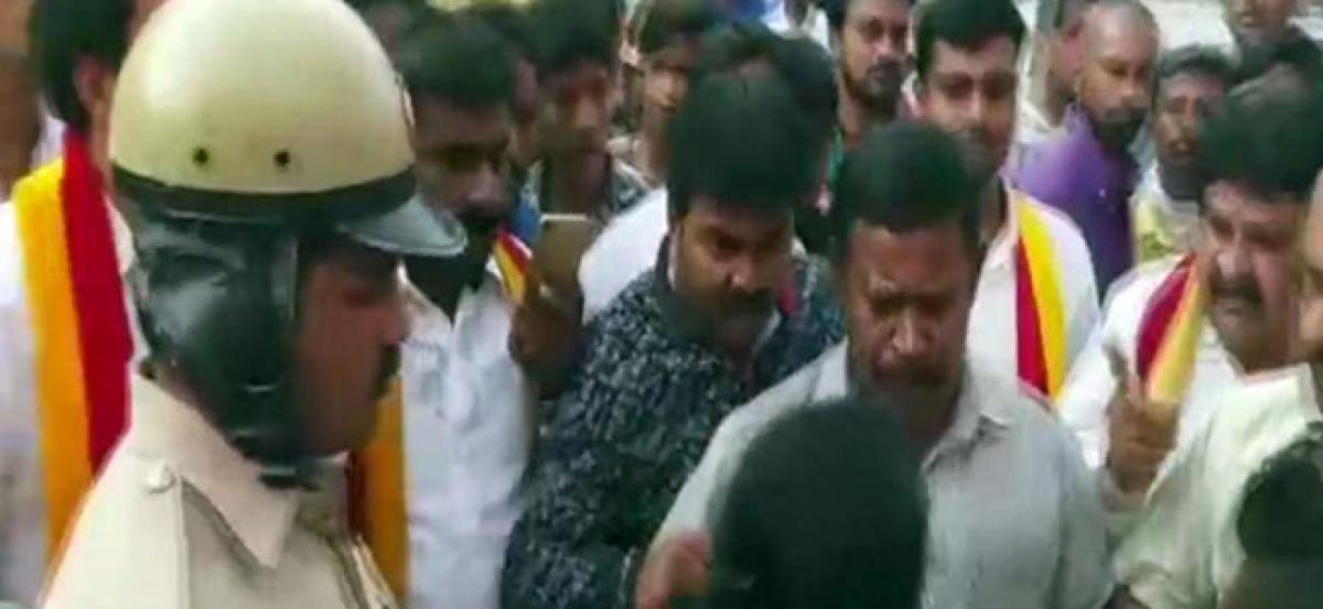 Ilayathalapathy Vijays fans, pro-Kannada activists clash in Bengaluru