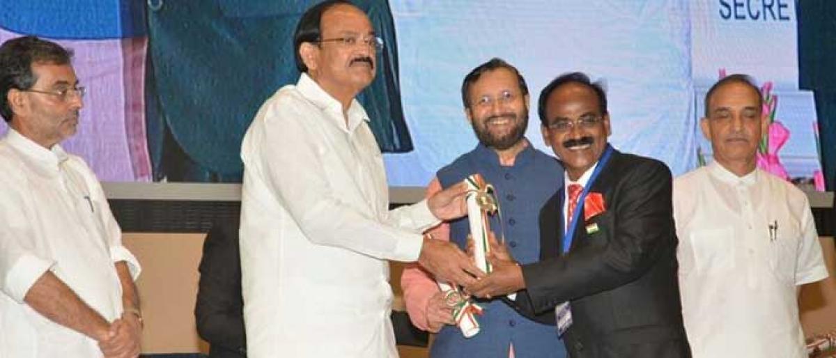 VP presents Best Teachers awards to Telangana, AP teachers