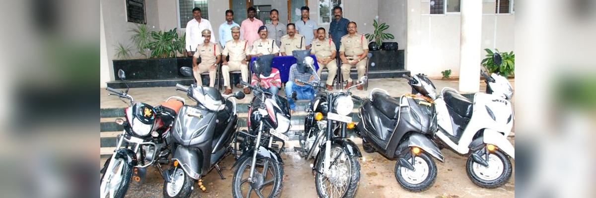 2 bike lifters arrested, 6 bikes sized