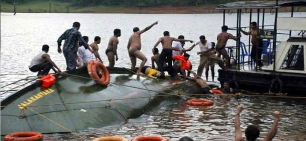 Boat carrying 30 capsizes at Rajamahendravaram