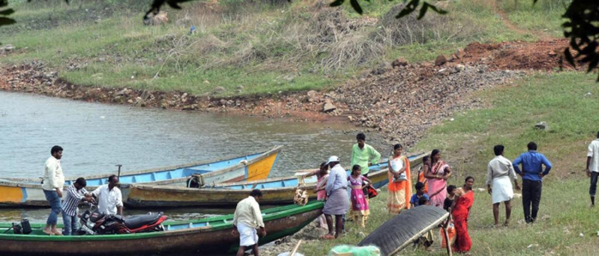 Illegal boat operators thrive on Seema-Telangana border