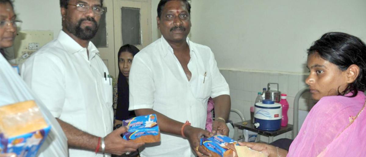 Food distribution programme by TRS Charminar constituency co-convener Gopinath Yadav