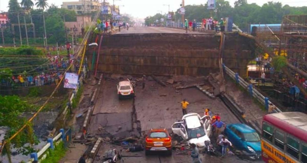 Bridge partially collapses in Kolkata