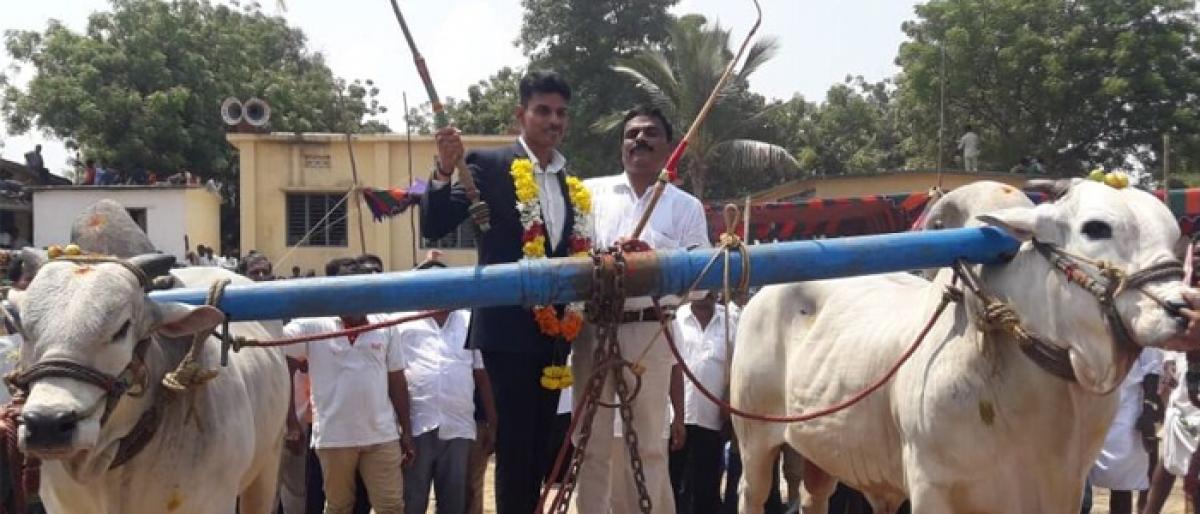 Kamuri Ramanareddy and Shaik Himamsa inaugurating the boulder pulling competition for bulls