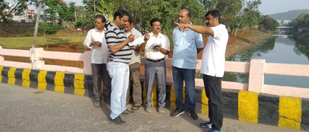 VMC Commissioner inspects Bandar canal bunds