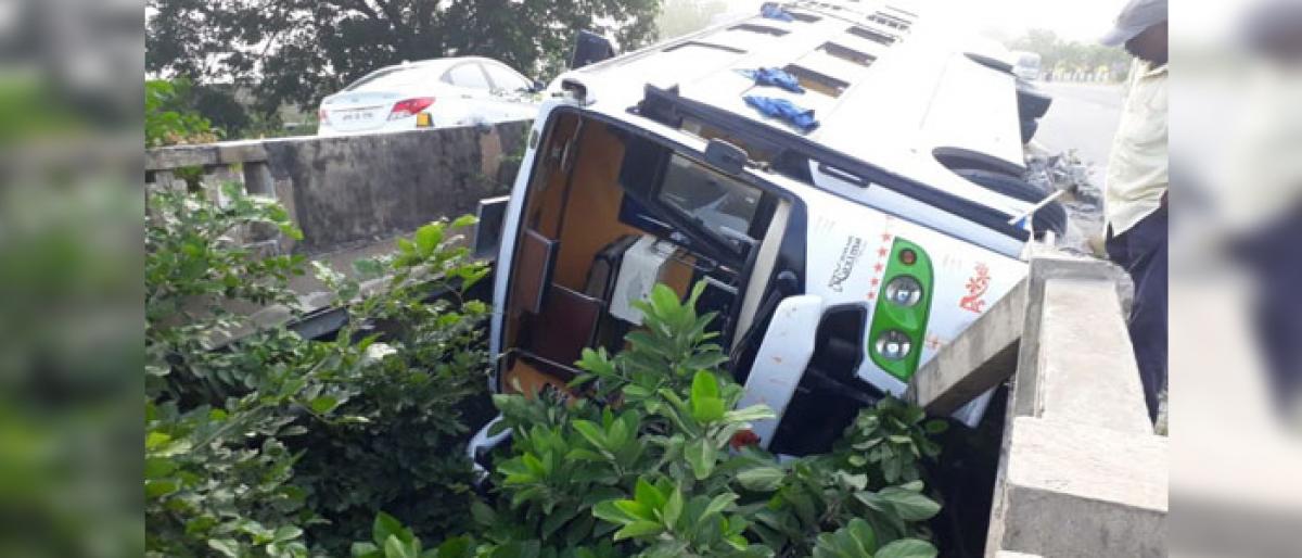 Close shave for passengers after bus stuck between bridges in Telangana