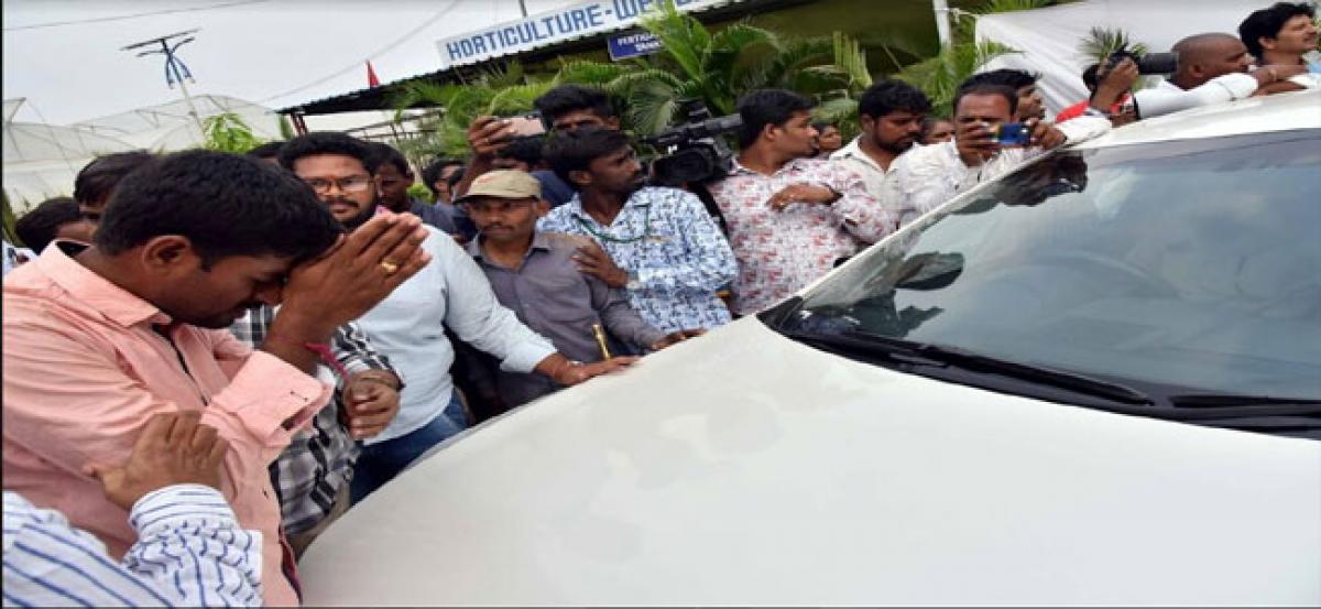 Agitated farmers try to block Joshi’s car