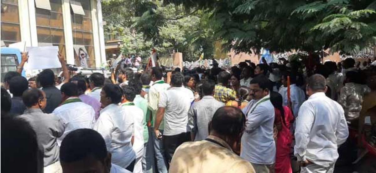 Mahakutami leaders and party workers did agitation infront of CBI Office in Hyderabad