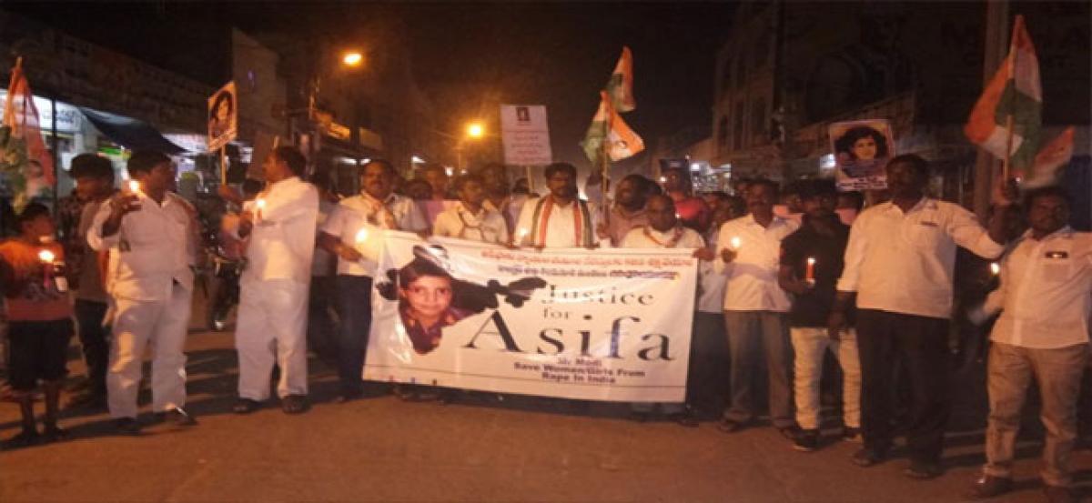 Congress takes out candle rally