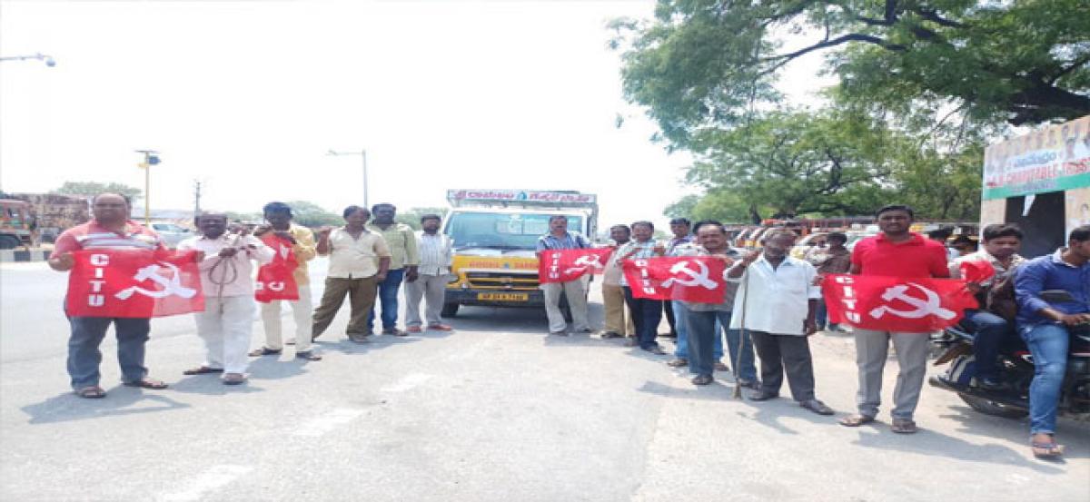 CITU stages novel protest over petrol, diesel prices