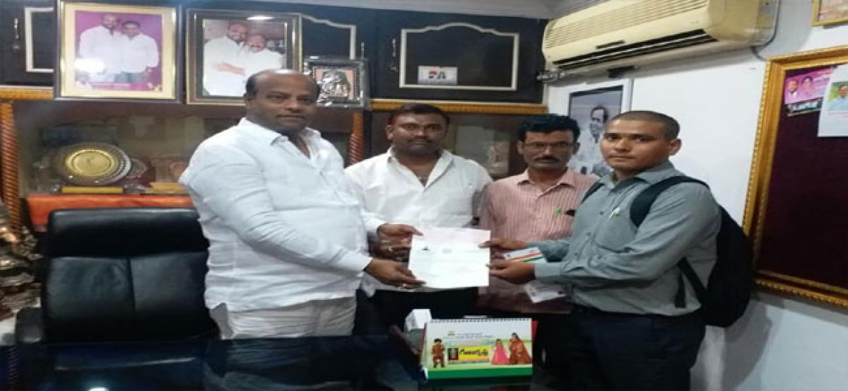 Rammohan hands over CMRF cheque