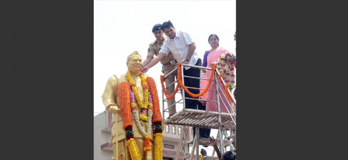 Collector, SP pay tributes to Jagjivan Ram