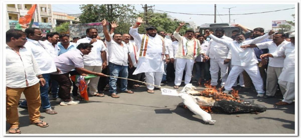 Cong workers burn KCR’s effigy