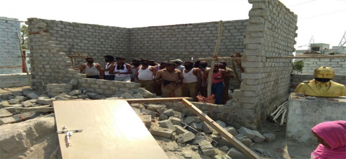 Revenue babus raze illegal building