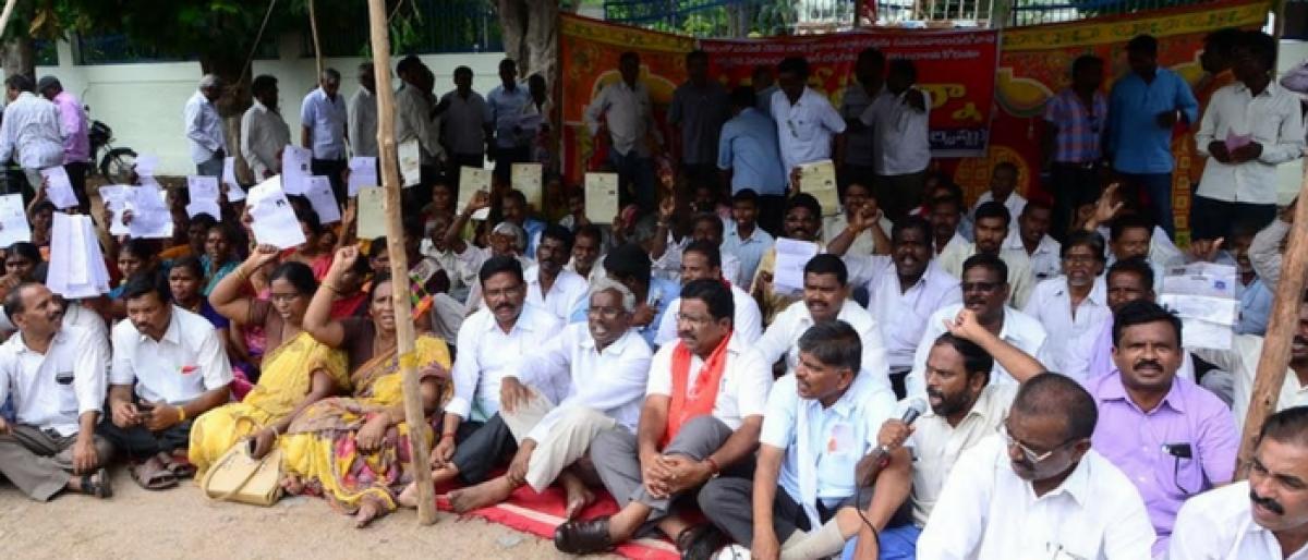 CPM protests against cancellation of house plots to poor