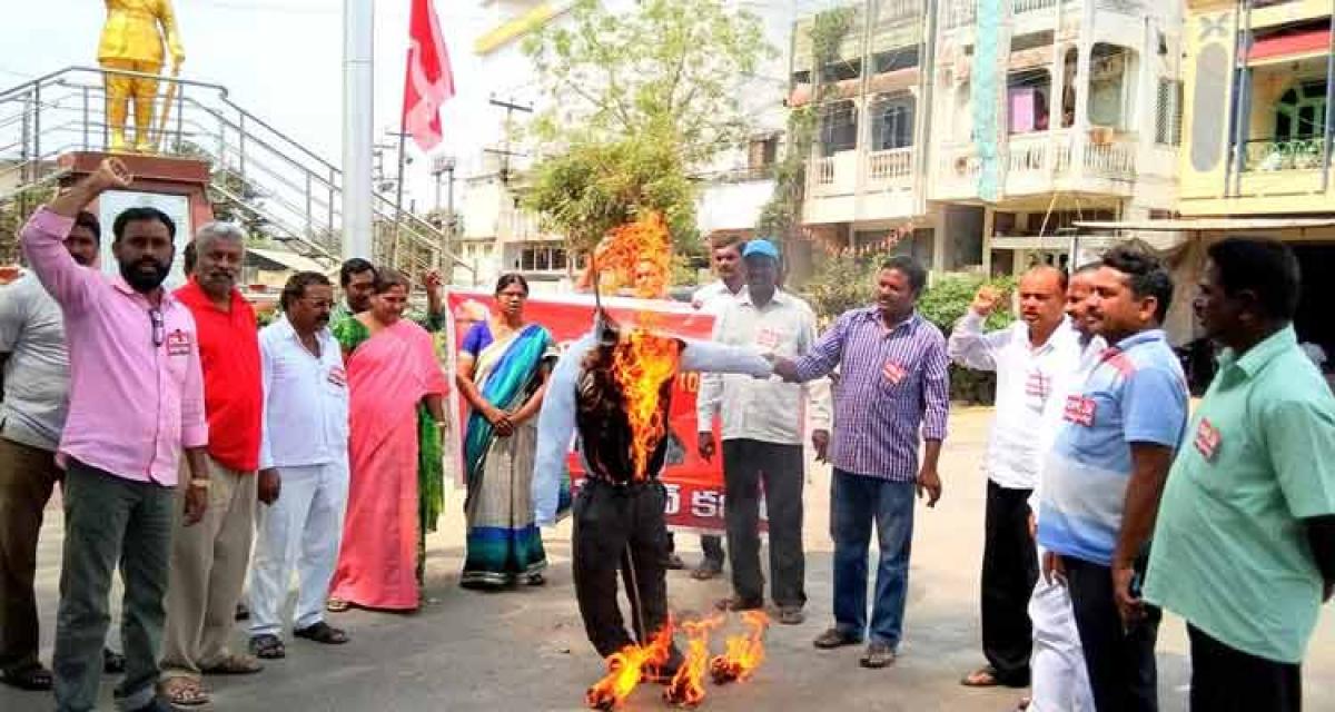 CPM men burn Amit Shah’s effigy