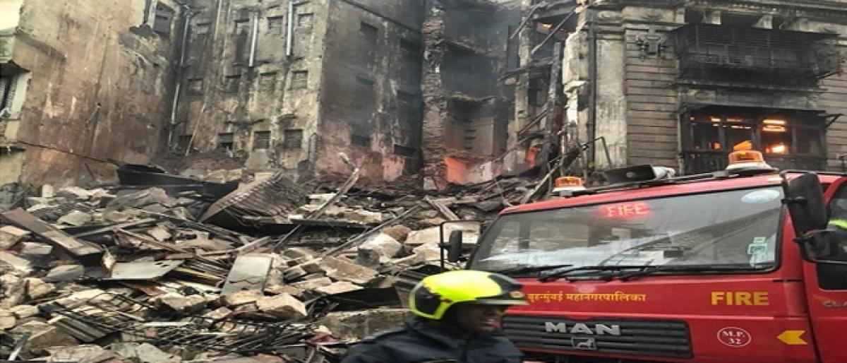 Fire breaks out and building collapsed in Mumbai, two firefighters injured