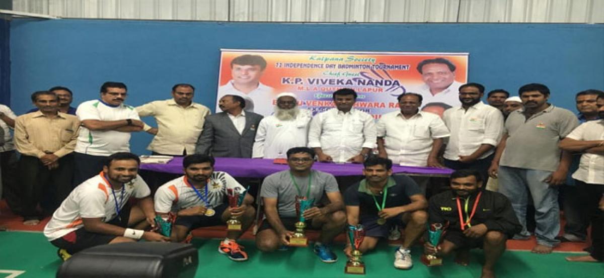 MLA KP Vivekanand presents awards to Badminton players