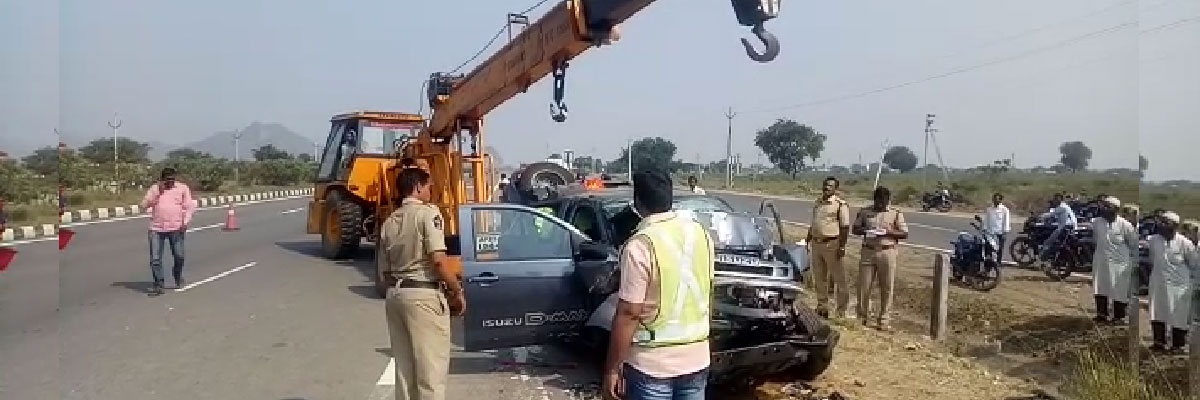 Car rammed into lorry : Three persons killed, four injured
