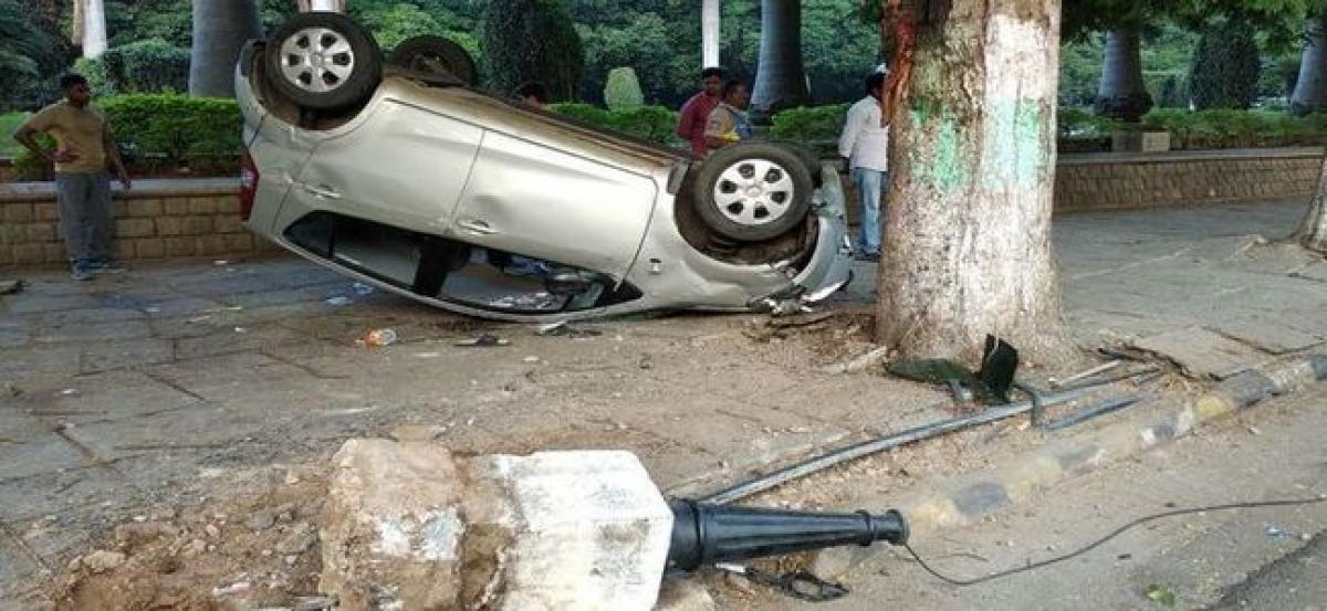 Drunken man creates ruckus with car near Secretariat in Hyderabad