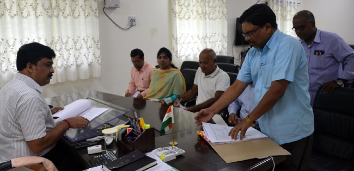 Telangana Govt waived off handloom loans, says Collector