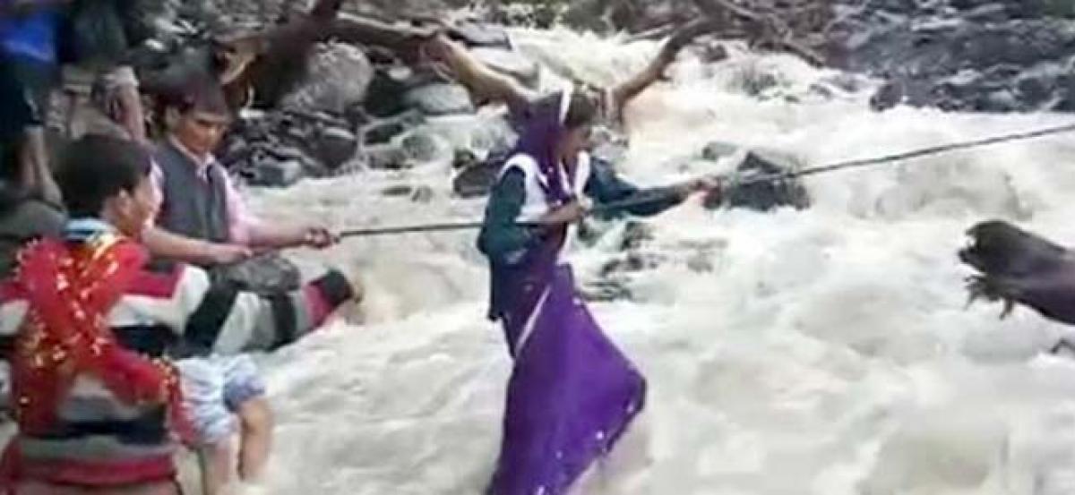 Uttarakhand: Sans bridge, villagers use rope to cross river